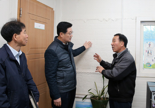 정진수 중소기업진흥공단 기업지원본부장(가운데)이 지난 16일 포항 지진 피해 중소기업을 방문해 피해상황을 듣고 있다. 중진공 제공